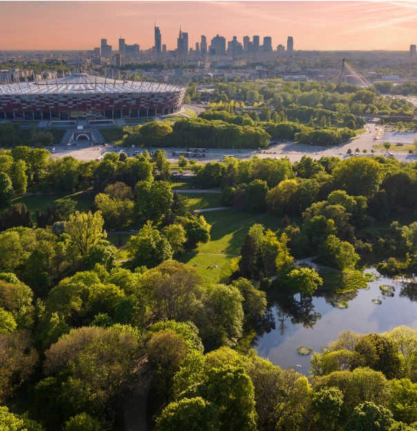 Widok z lotu ptaka na park i panoramę ze stadionem